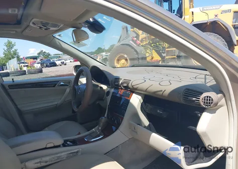 2005 Mercedes-Benz C 240 Luxury 4Matic z USA, uszkodzony, nr VIN WDBRF81J55F664213